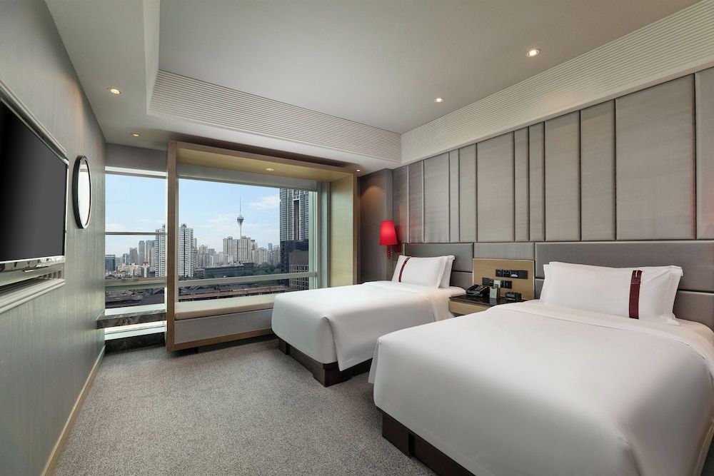 G60 Deluxe Suite Triple Room