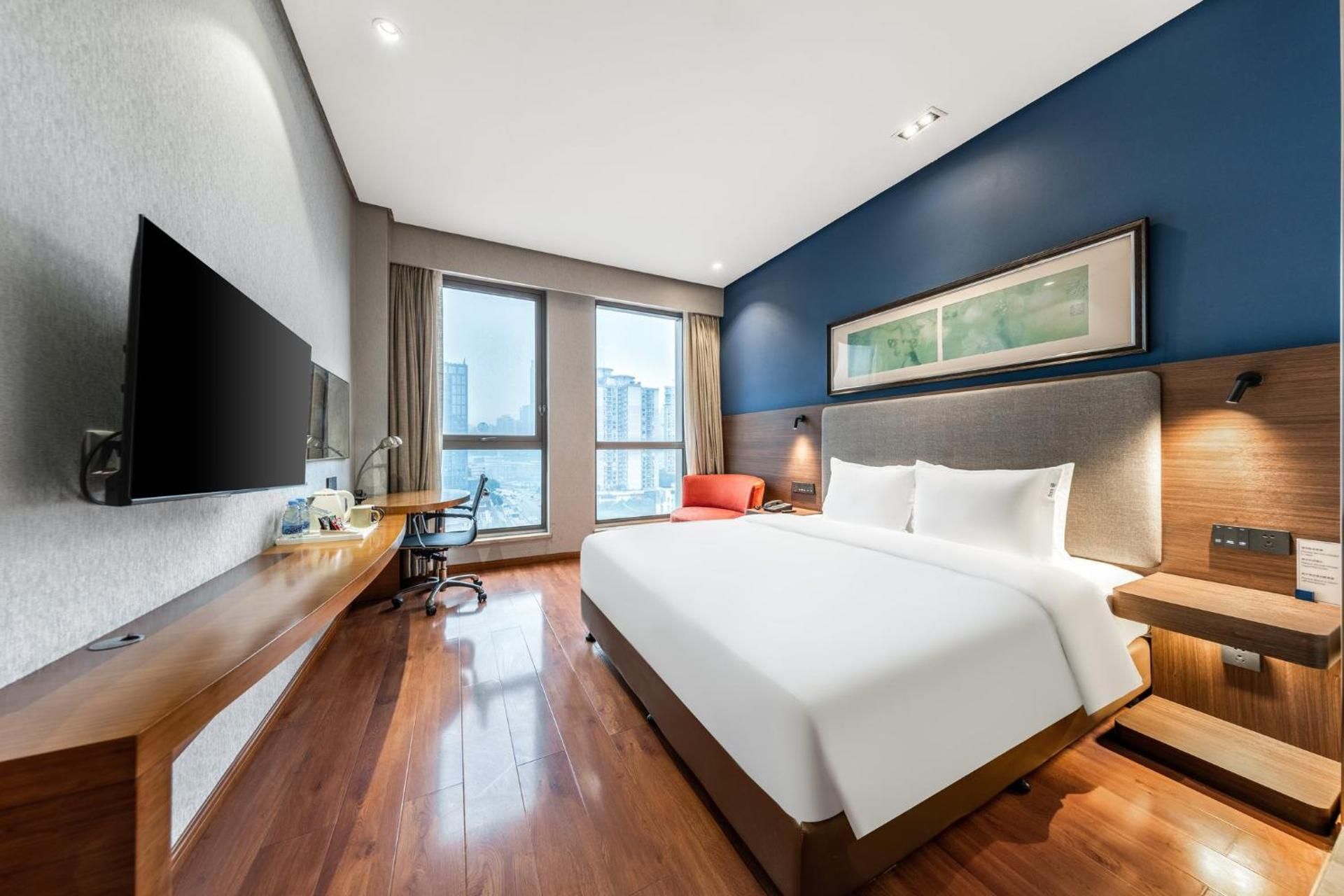 1 King Bed Standard City View