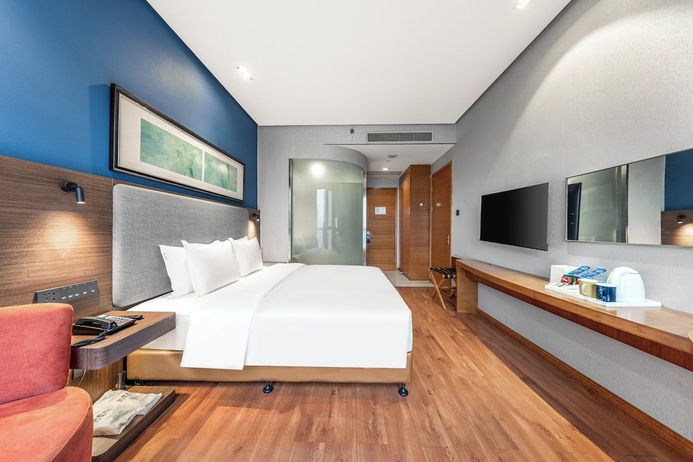 Holiday Inn Express Chongqing Guanyinqiao by IHG Standard Room, 1 King Bed 3