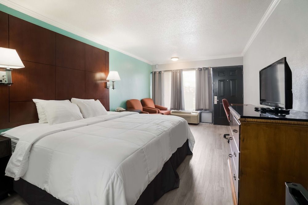 America's Best Value Inn & Suites Blytheville by Sonesta Room, 1 King Bed, Accessible, Smoking