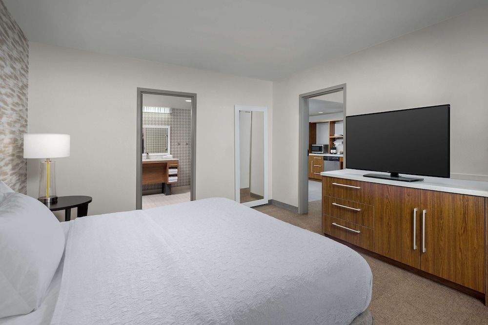 Suite, 1 King Bed, Accessible (Roll-in Shower)
