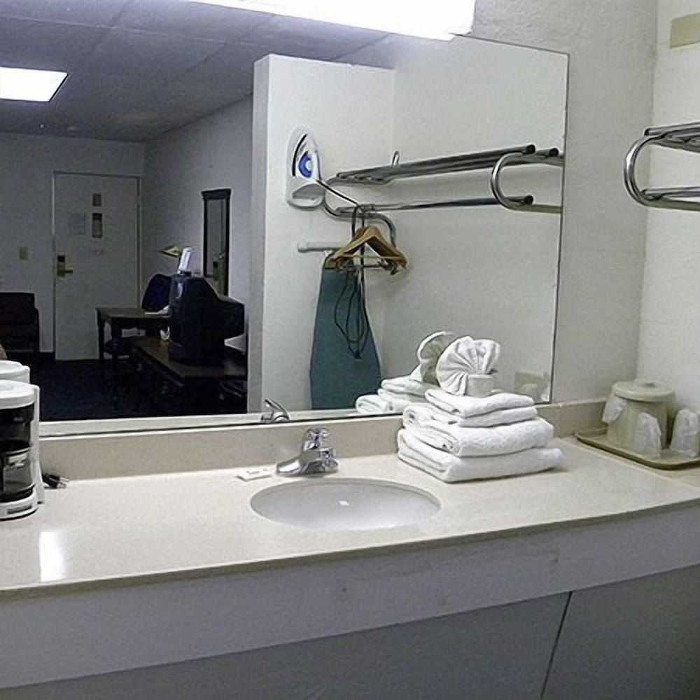 Guest Inn Standard Room, 1 King Bed, Non Smoking 10