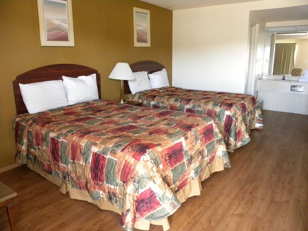 Guest Inn Standard Room, 2 Queen Beds, Non Smoking 4