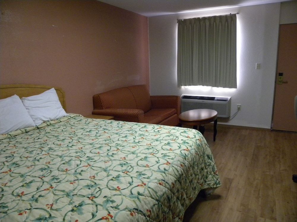 Guest Inn Standard Room, 1 King Bed, Smoking 3