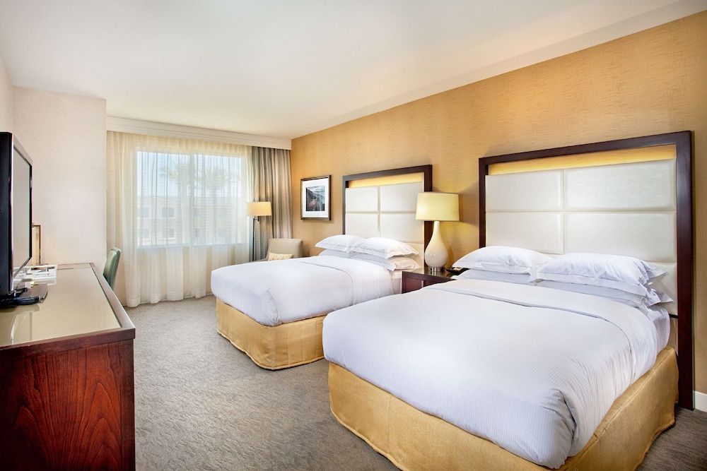 Room, 2 Queen Beds, Pool View