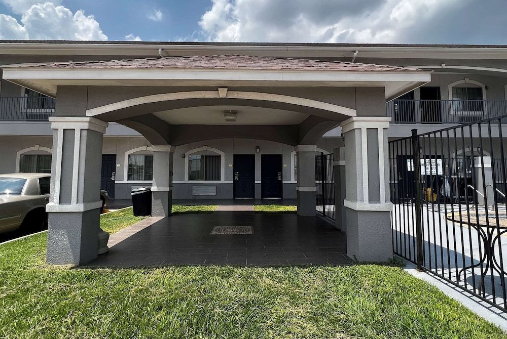 undefined Super 8 by Wyndham Houston North I-45 6