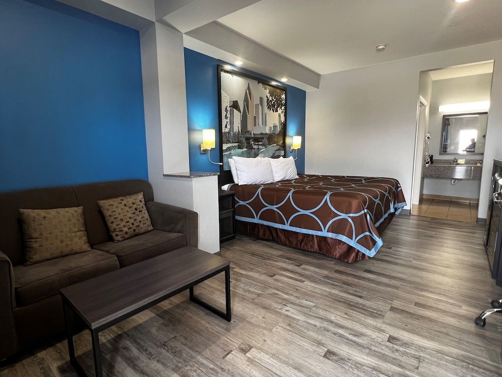 undefined Super 8 by Wyndham Houston North I-45 2