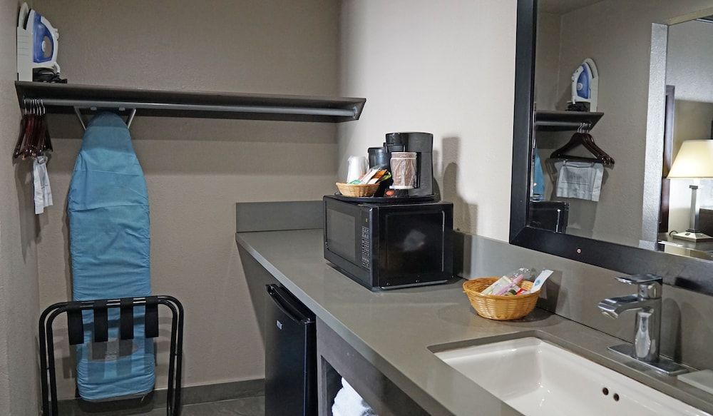 Hawthorne Plaza Inn Standard Room, 1 King Bed, Accessible 8