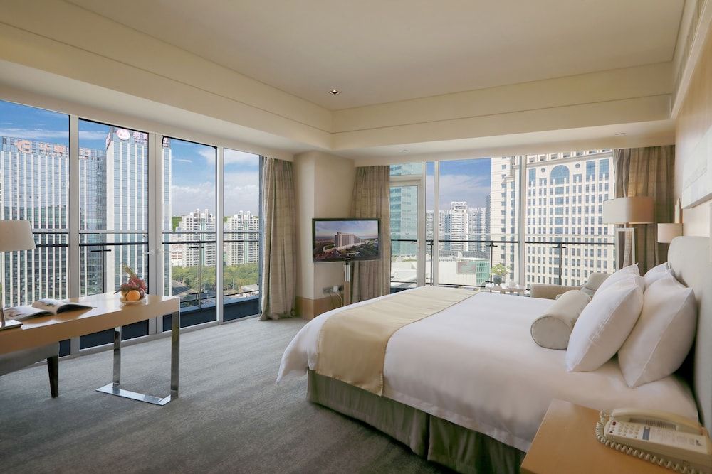 Deluxe CBD View Queen Room