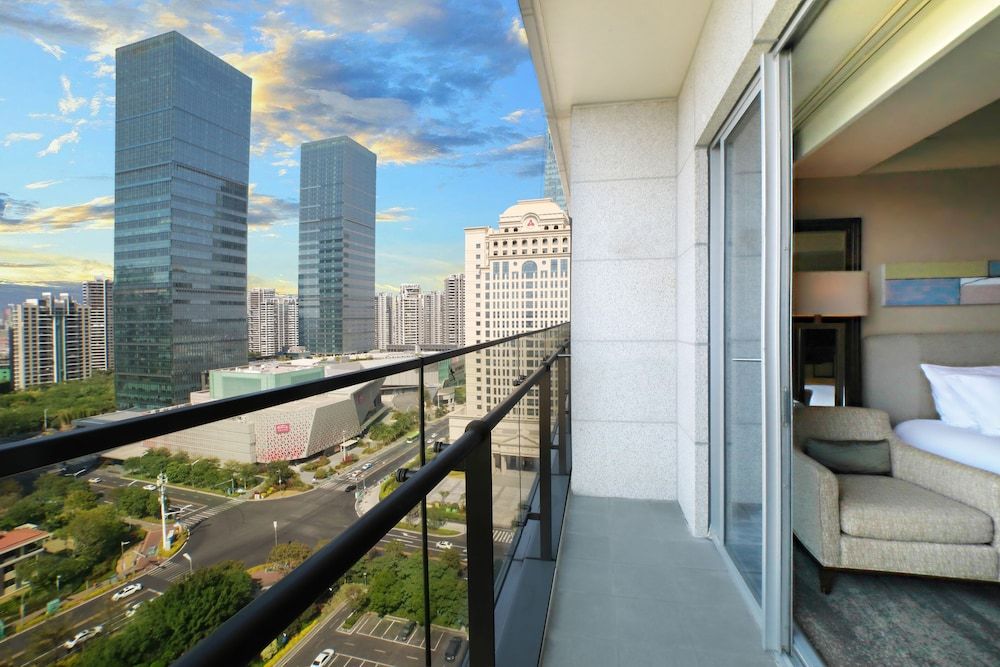 Deluxe CBD View Queen Room