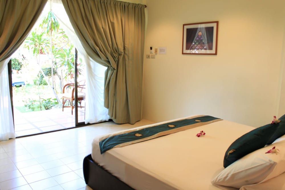 undefined The Waterfront Hotel at Fishermans Village 2