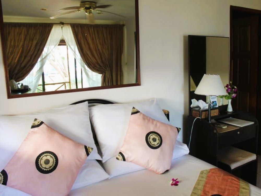 undefined The Waterfront Hotel at Fishermans Village 3