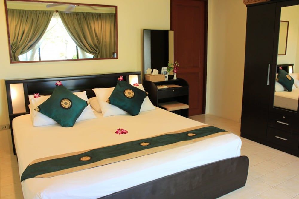 undefined The Waterfront Hotel at Fisherman's Village 9