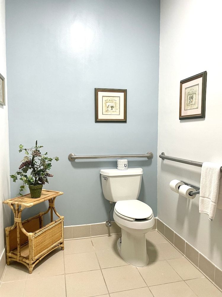 Grand Vista Hotel and Suites Standard Suite, 1 King Bed 6