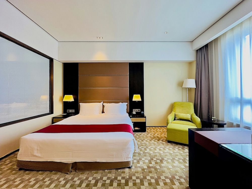 Premium Room, 1 King Bed, Smoking, Club Lounge Access (High Floor)