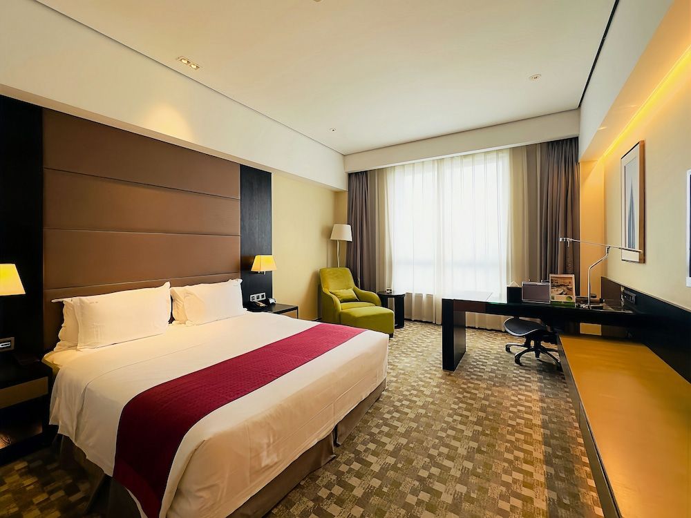 Premium Room, 1 King Bed, Smoking, Club Lounge Access (High Floor)