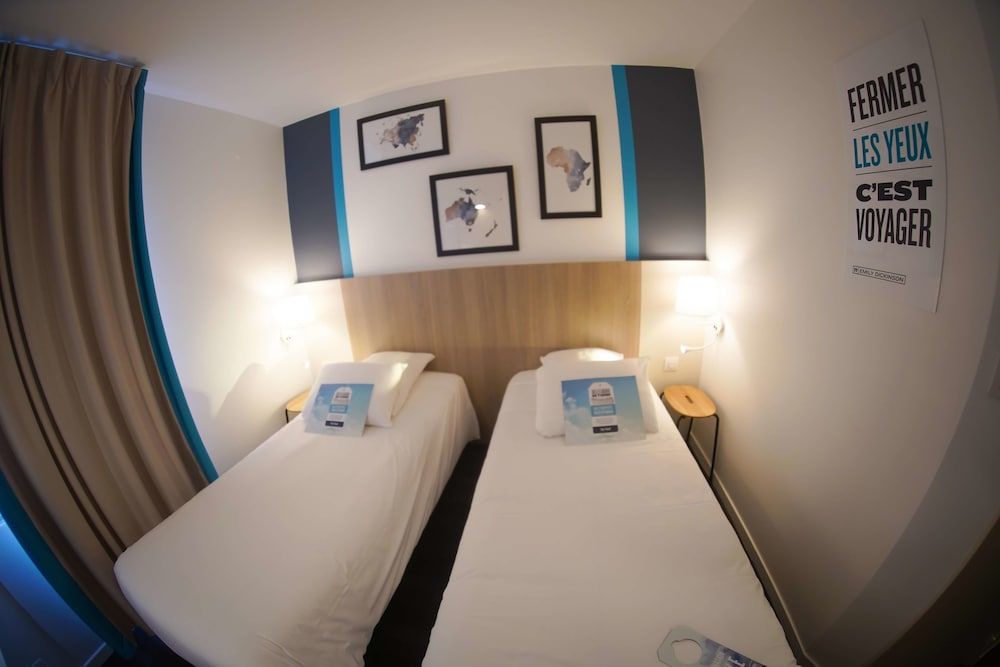 Kyriad La Fleche Standard Room, 2 Twin Beds 5