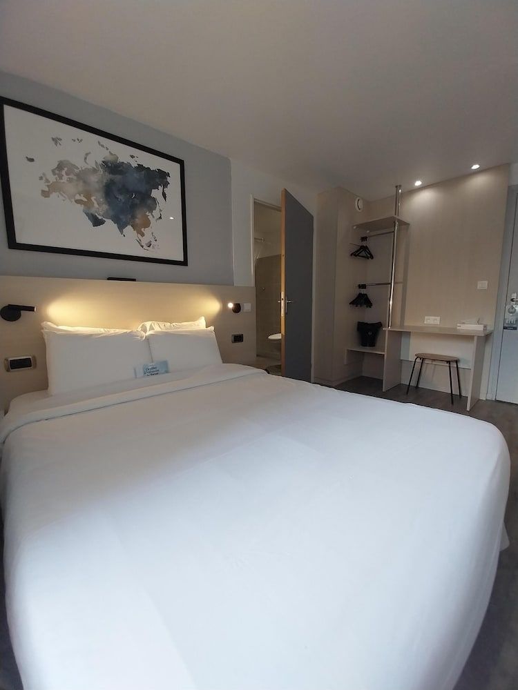 Kyriad La Fleche Standard Room, 1 Double Bed 20