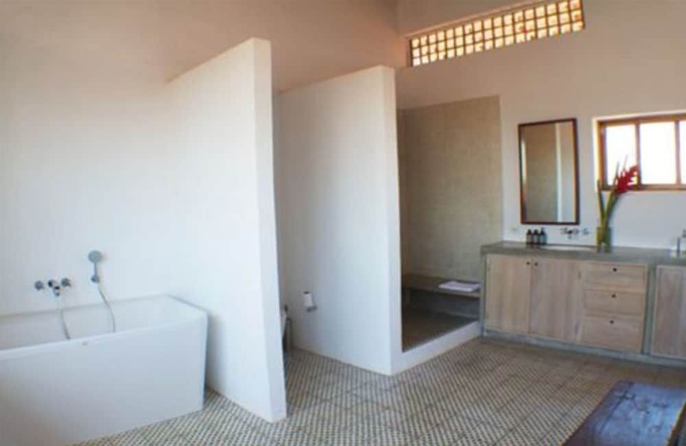 Suite, 1 King Bed, Balcony