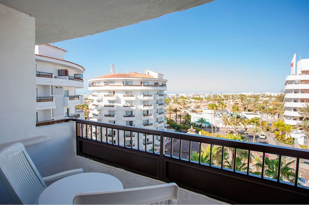 Servatur Waikiki Superior Double Room, Balcony (2 Adults) 4