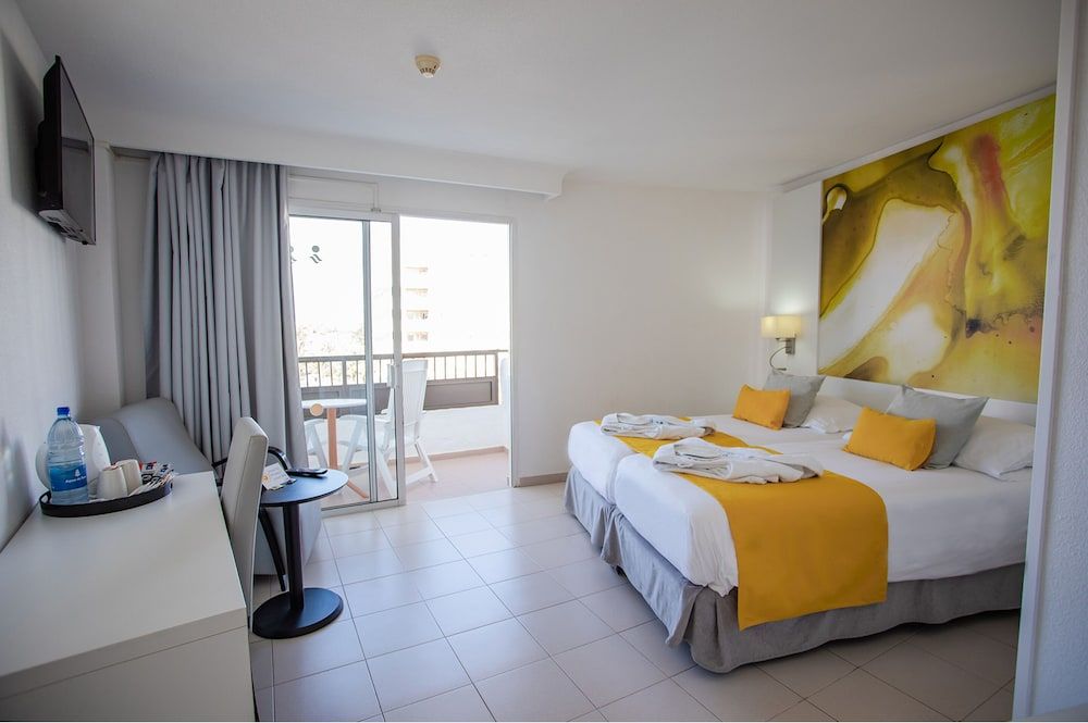 Servatur Waikiki Superior Double Room, Balcony (2 Adults) 3