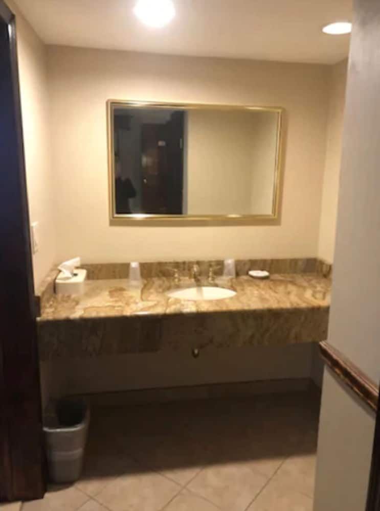 Chalet Inn & Suites Centerport Family Suite 6