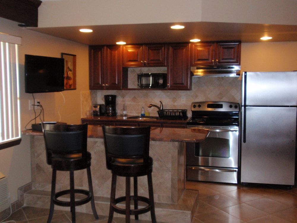 Chalet Inn & Suites Centerport Family Suite 5