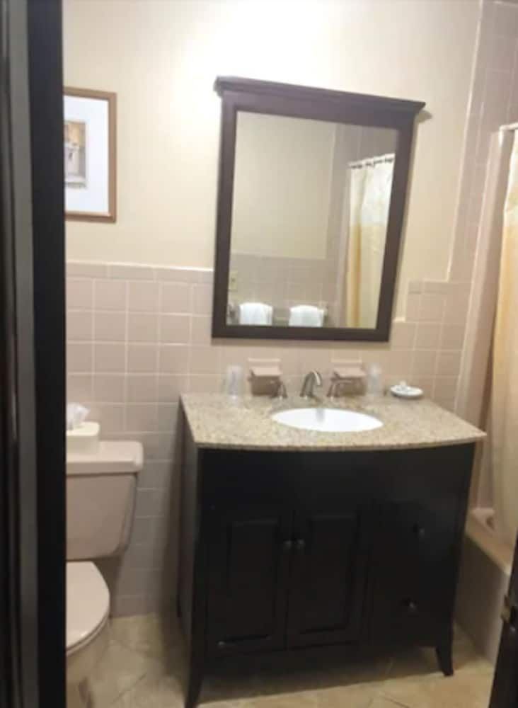 Chalet Inn & Suites Centerport Standard Room, 1 King Bed 2