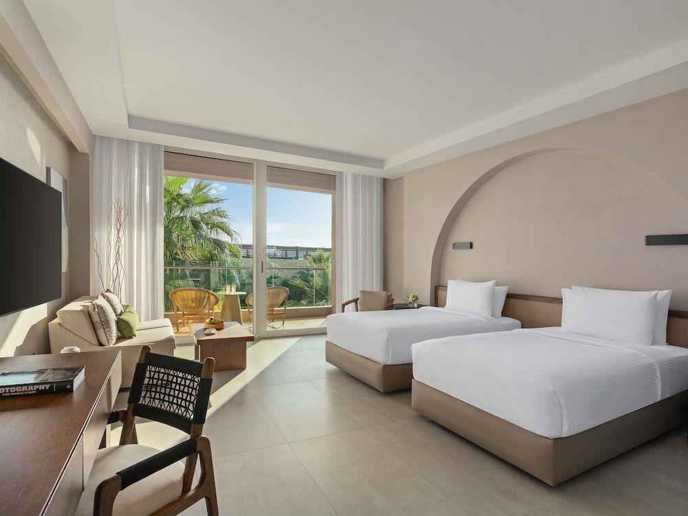 Rixos The Palm Hotel & Suites Deluxe Room, 1 King Bed 4