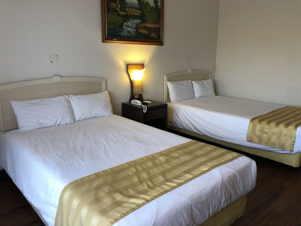 Holiday Saipan Hotel Deluxe Room, 2 Twin Beds 5