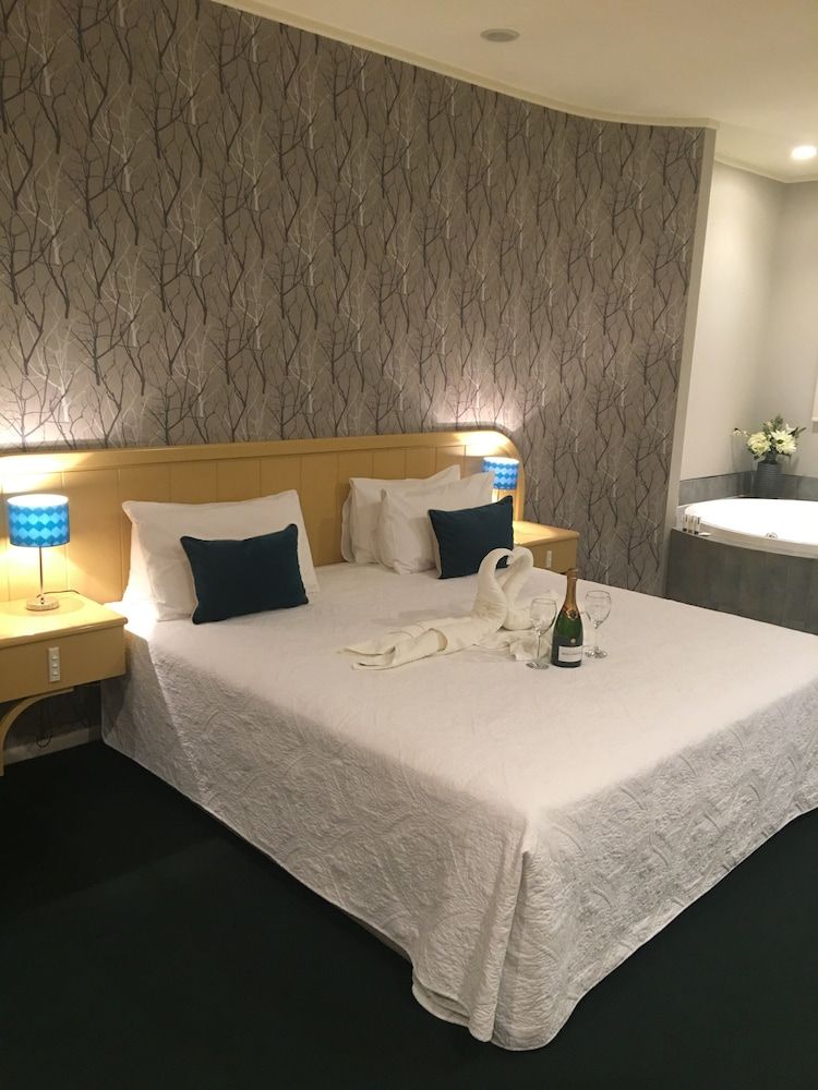 Village Motel Apartment, 2 Bedrooms 6