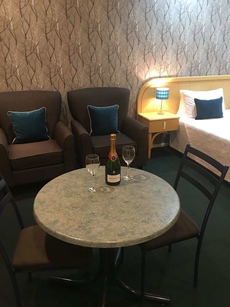 Village Motel Apartment, 2 Bedrooms 17