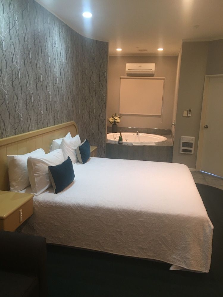 Village Motel Apartment, 2 Bedrooms 8