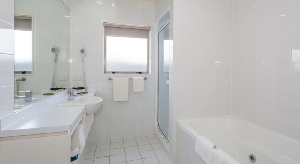 Village Motel Apartment, 2 Bedrooms 11