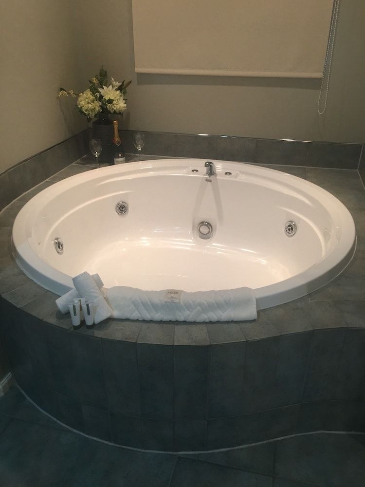 Village Motel Apartment, 2 Bedrooms 16