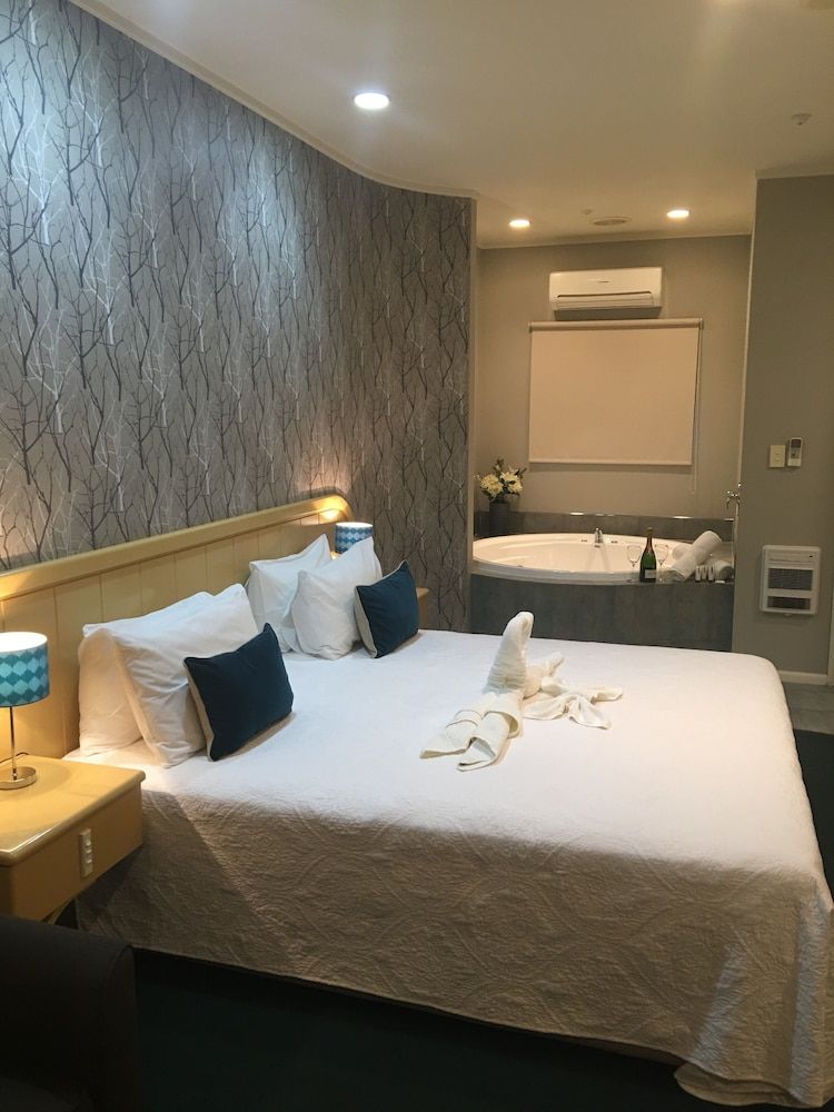 Village Motel Apartment, 2 Bedrooms 9