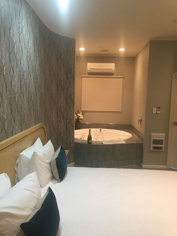 Village Motel Apartment, 2 Bedrooms 7