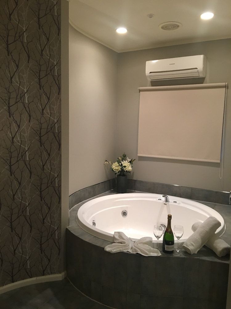 Village Motel Apartment, 2 Bedrooms 13