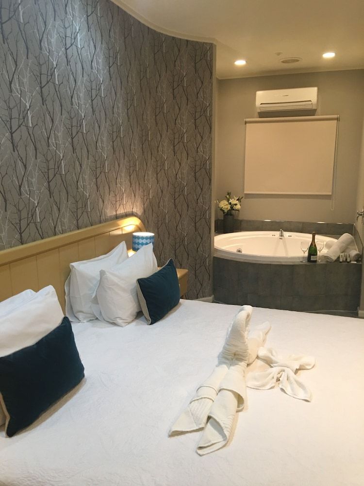 Village Motel Apartment, 2 Bedrooms 2