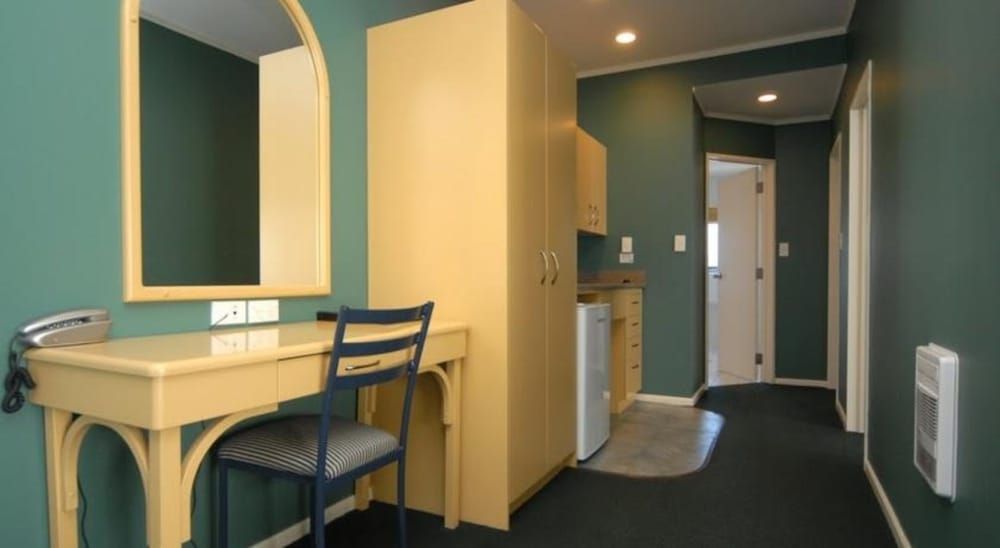 Village Motel Family Apartment, 1 Bedroom 4