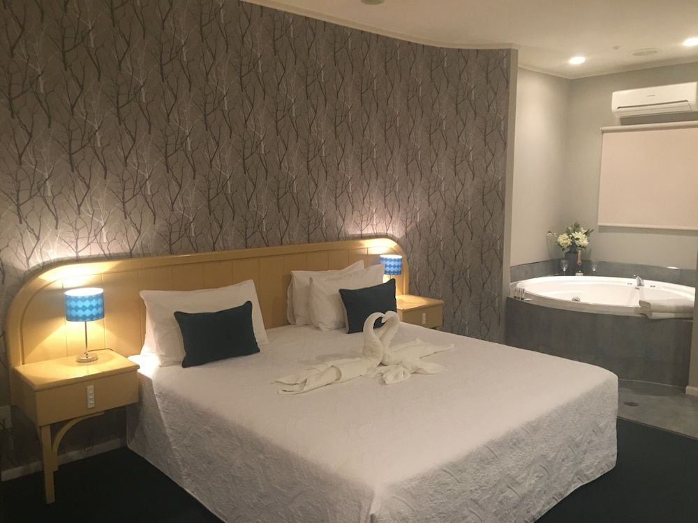 Village Motel Apartment, 2 Bedrooms 4