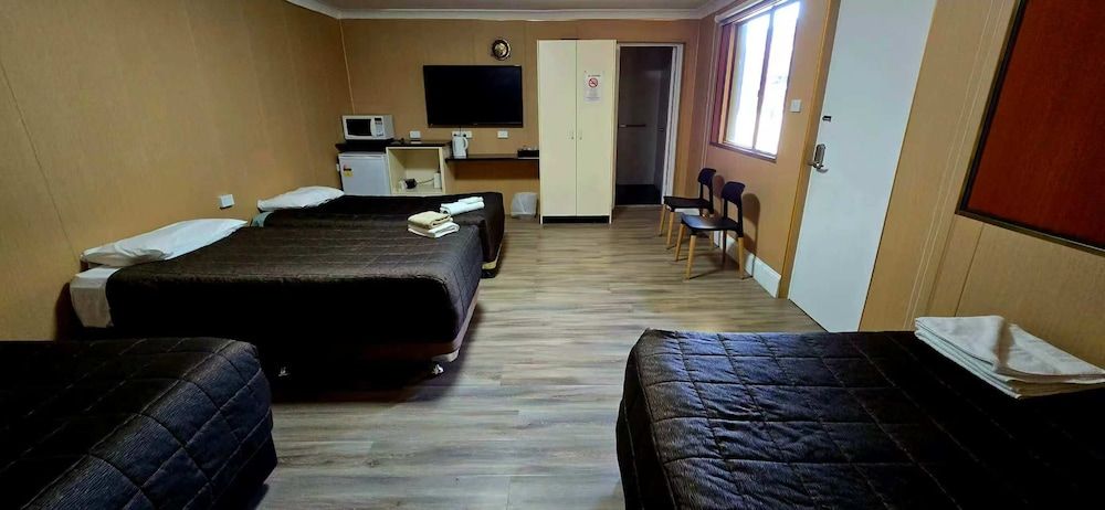 Alpine Heritage Motel Budget Family Room 5