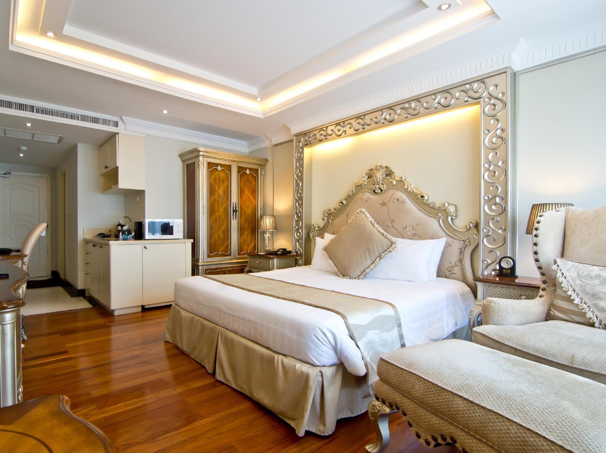 Deluxe Jacuzzi King Bed
