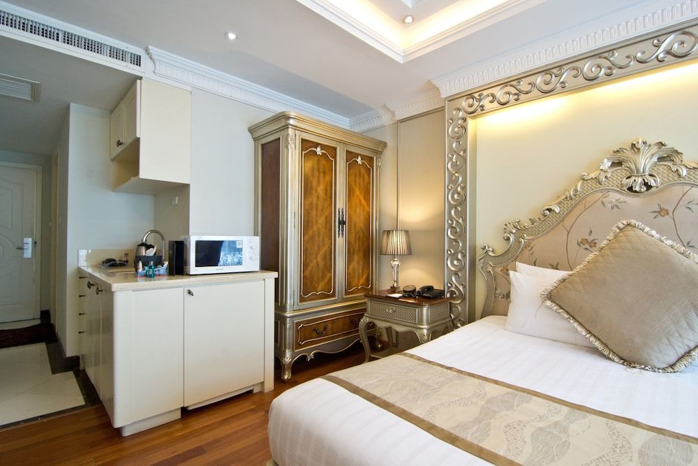 Deluxe city view with jacuzzi