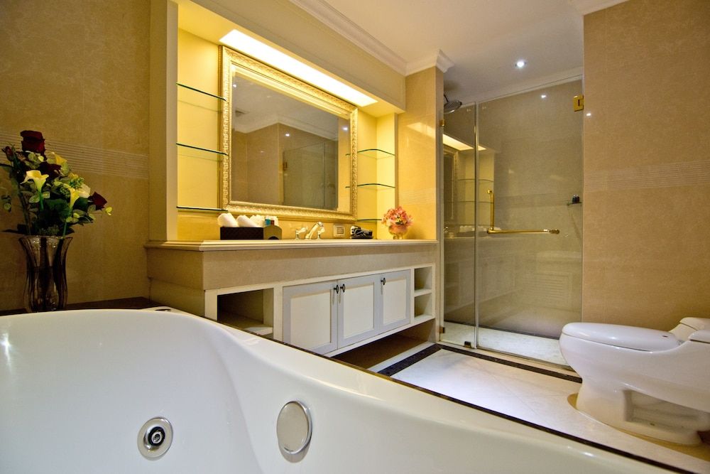 LK The Empress Pattaya Deluxe city view with jacuzzi 10