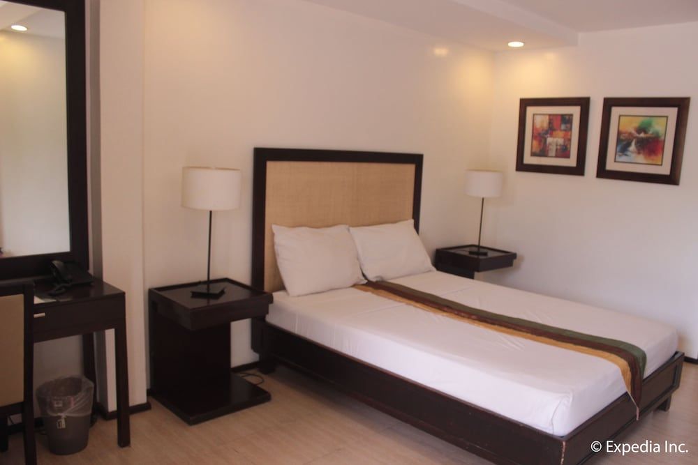 Subic Grand Seas Resort Deluxe Double Room, 1 Queen Bed 4