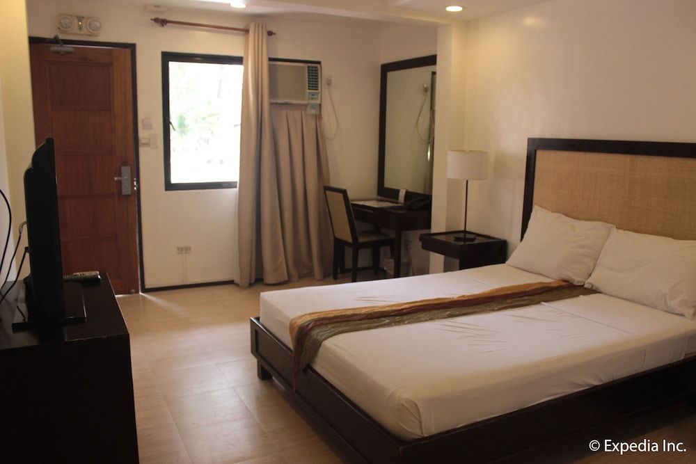 Subic Grand Seas Resort Deluxe Double Room, 1 Queen Bed 2