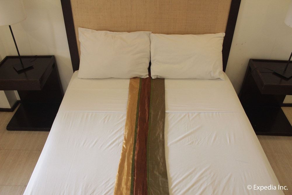 Subic Grand Seas Resort Deluxe Double Room, 1 Queen Bed 3