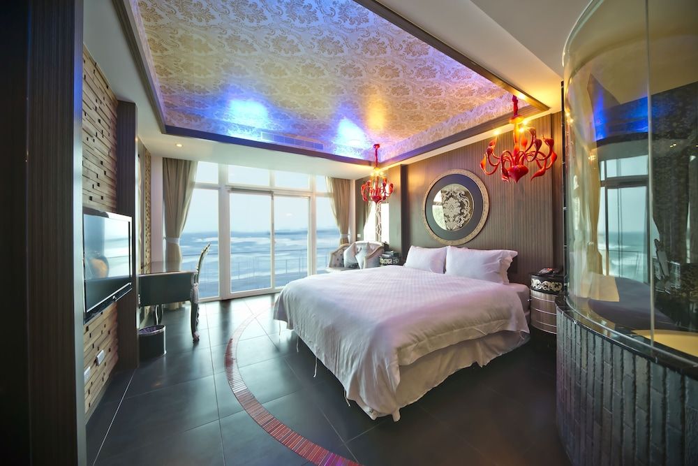 Deluxe Room, 1 King Bed, Beach View