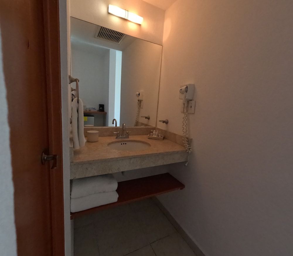 Casa Melissa - Near Yucatek Divers Standard Room, 1 Bedroom, Partial Ocean View 10